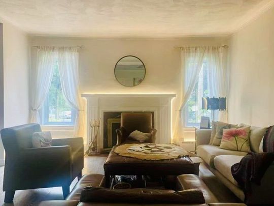 For Lease - 166 Chaplin Crescent Unit# 2nd floor one room, Toronto, Ontario - Photo 1