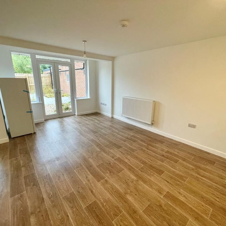 2 bedroom semi-detached bungalow to rent - Photo 1