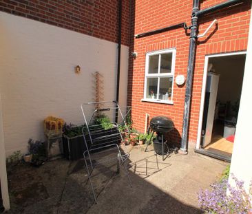 1 bedroom in a house share to rent - Photo 2