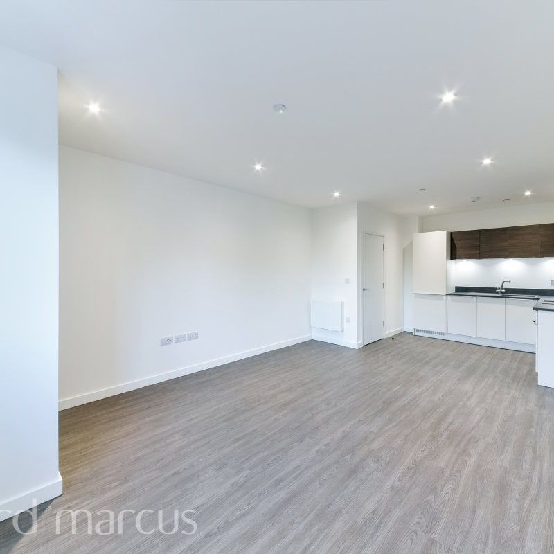 High Road, Whetstone - Photo 1