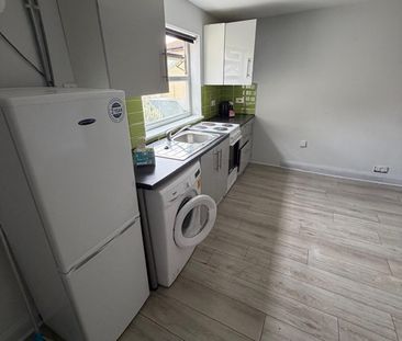 Studio Flat, High Road Leytonstone, E11 - Photo 2