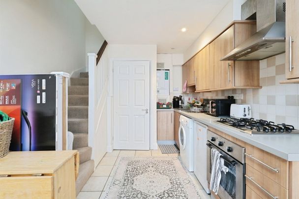 Loates Lane, WATFORD - Photo 1