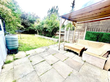 Cranbourne Gardens, Ilford, IG6 - Photo 4