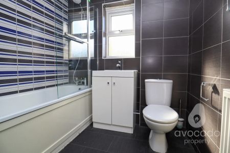 3 bed semi-detached house to rent in Haskins Gardens, Farnborough, Hampshire, GU14 9FQ - Photo 5