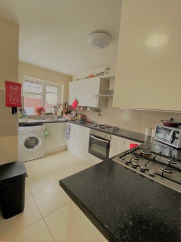 Room in a Shared House, Rowen Court, TW3 - Photo 4