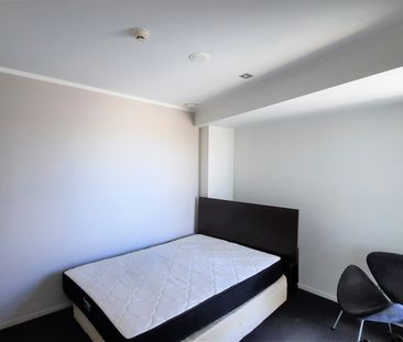 Spacious 2 Bedroom with Balcony - Photo 4