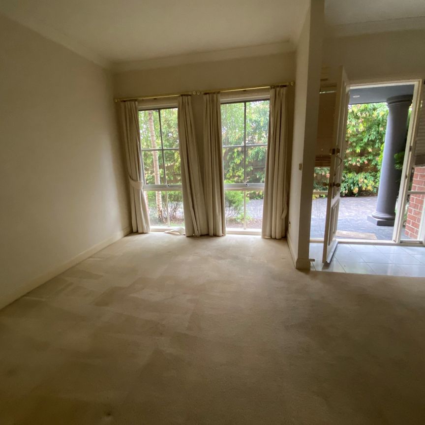 Spacious, Three Bedroom Townhouse in the Heart of Kew - Photo 1
