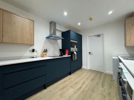 1 bedroom in a house share to rent - Photo 2