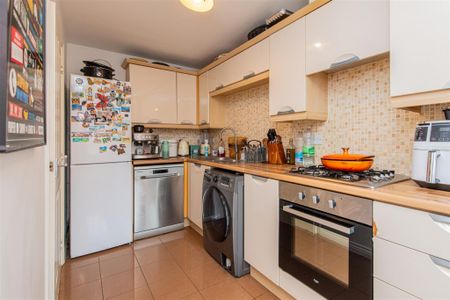 3 bed House - Mid Terrace To Let - Photo 5