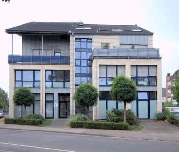 Schicke, helle Wohnung mit Südbalkon, Aufzug und Einbauküche - Photo 1