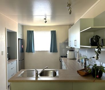 Cute Two Bedroom Unit Close to the Hospital - Photo 4