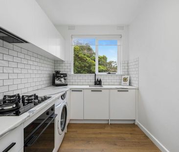 Modern Comfort, Leafy Outlook & Unbeatable St Kilda Location - Photo 2