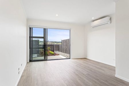Tidy 2 bedroom brick unit with garden & carpark - Photo 3