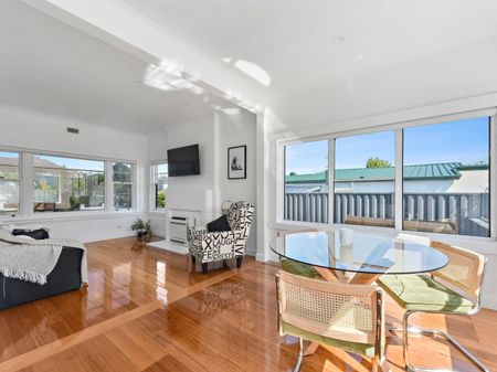 Art Deco Charm - Photo 2