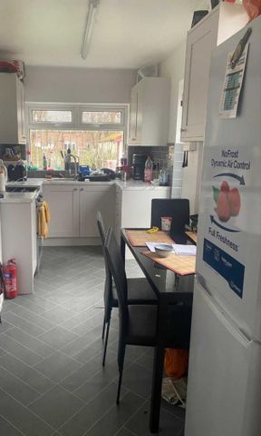 4 bedroom semi-detached house to rent - Photo 5