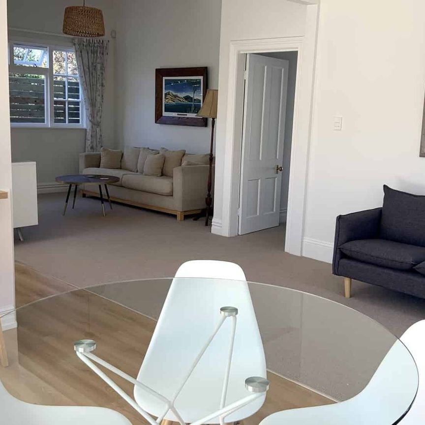 Beautifully furnished fully renovated villa in prime location! - Photo 1