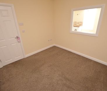 1 Bedroom FIrst Floor Flat - Photo 2