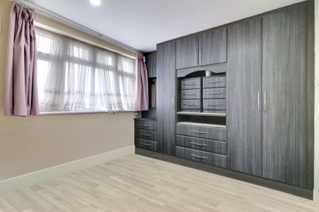 Gainsborough Gardens, Edgware, HA8 - Photo 5