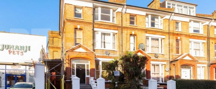 A well-proportioned two bedroom apartment situated on the popular Birchington Road, NW6 - Photo 1