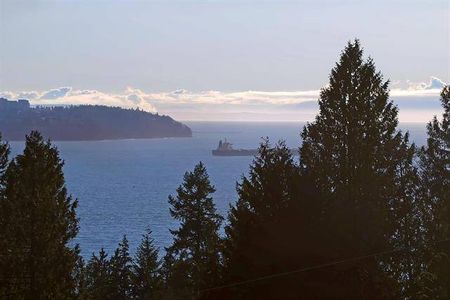 Charming Ocean View in Dundarave/Queens –Prime Location Near Schools - Photo 4