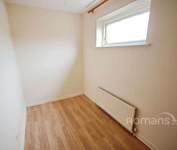 Rochfords Gardens, Slough, Berkshire, SL2 - Photo 4