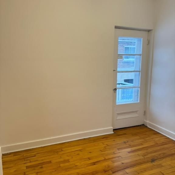 4 1/2 À LOUER, CÔTE-DES-NEIGES, DEUX CHAMBRES, LIBRE MAINTENANT - Photo 1