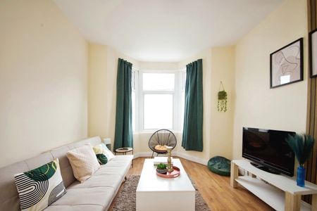 4 Bed Semi-Detached House, London, N15 - Photo 2