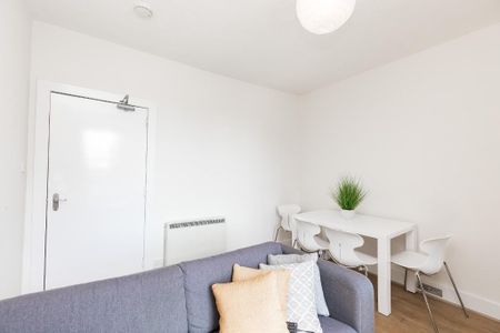 3 bedroom flat to rent - Photo 3