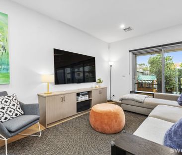 Light filled three bedroom residence with quality fixtures and fitt... - Photo 5
