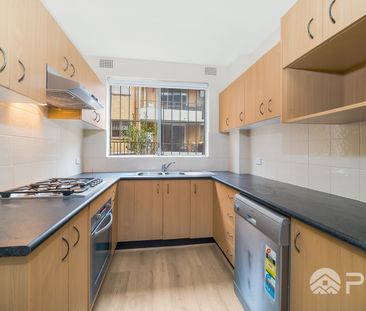 Beautifully Renovated 2 bedrooms unit in an Ultra-convenient and qu... - Photo 3