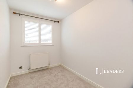3 bedroom semi detached to rent Egmont Road, Walton-on-Thames, Surrey, KT12 - Photo 4
