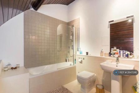 2 bedroom penthouse to rent - Photo 2