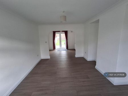 3 bedroom semi-detached house to rent - Photo 2