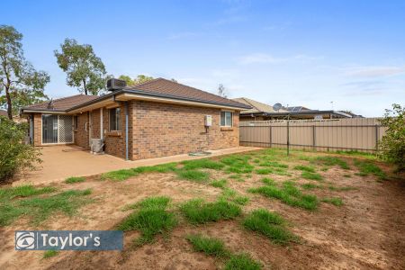 ATTRACTIVE VILLA STYLE HOME THAT'S SURE TO PLEASE! - Photo 2