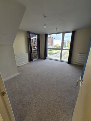 4 bedroom semi-detached house to rent - Photo 2
