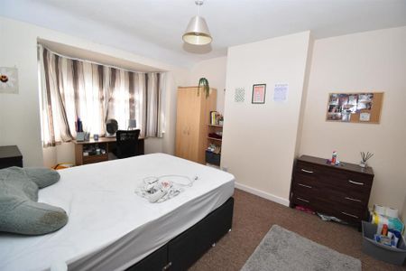 3 bedroom flat to rent - Photo 2