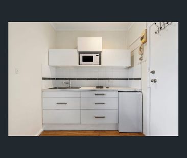 Light-Filled One-Bedroom Apartment Steps from Cafés & Parks - Photo 5