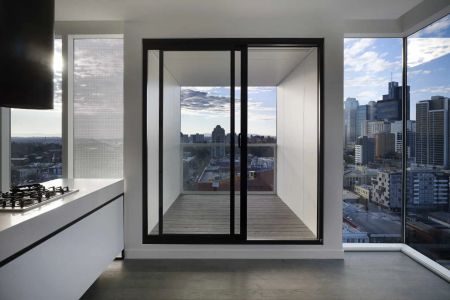 Convenient city living - Photo 4