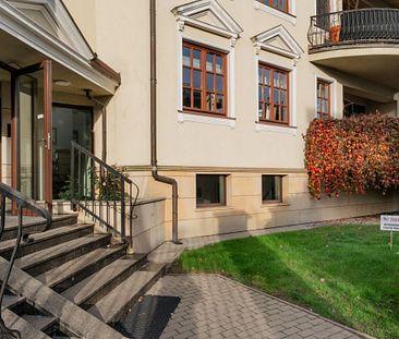 Dwupoziomowy apartament z tarasem wśród zieleni - Zdjęcie 1