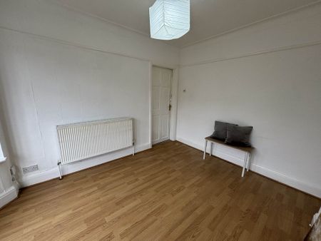 Price £1,400 pcm - Available 20/03/2025 - Unfurnished - Photo 5