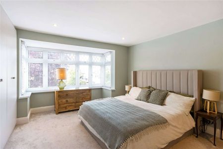 An exceptionally stylish & beautifully extended five bedroom semi-detached 1930's family home situated in Stoke Bishop. - Photo 5