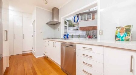 Sunny, Spacious Home in Prime Westlake Zone - Photo 2