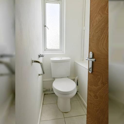 1 bedroom in a flat share to rent - Photo 1