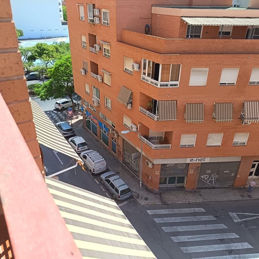 SE ALQUILA ÁTICO, ASCENSOR, AMUEBLADO, FRENTE HOSPITAL GENERAL - Photo 1