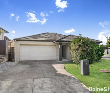 7 Robey Avenue, Middleton Grange, NSW 2171 - Photo 1