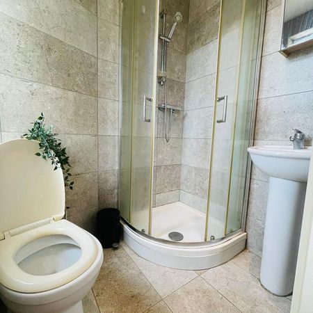 1 bedroom in a house share to rent - Photo 4