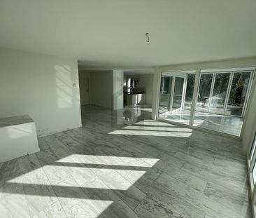 SUNNY GARDEN SEATING AREA & STYLISH AMBIENCE - Photo 5