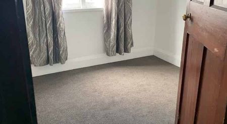 4 Bedroom House - undergoing refresh (old photos) - Photo 3