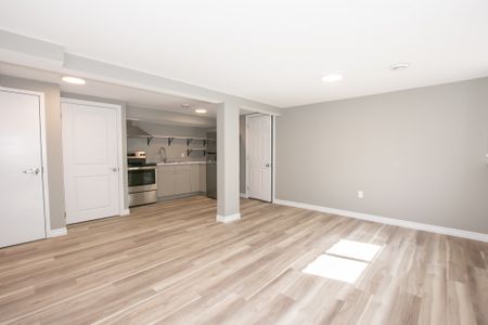 Bright & Spacious Lower Unit for Rent in St Catharines! - Photo 5