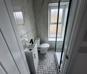 1 bed Flat - To Let - Photo 5